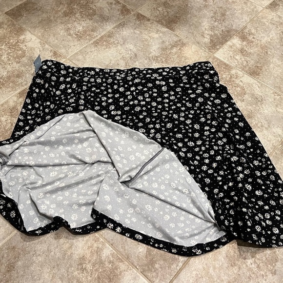 NEW Rue21 Daisy Y2K Skater Mini Skirt Pull On Black White Yellow Plus Size 3X - Picture 3 of 7